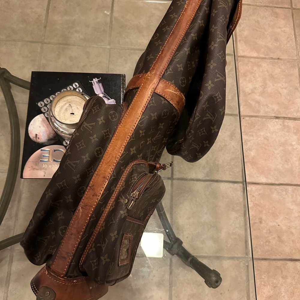 Louis Vuitton vintage collectible golf bag. - Picture 7 of 12